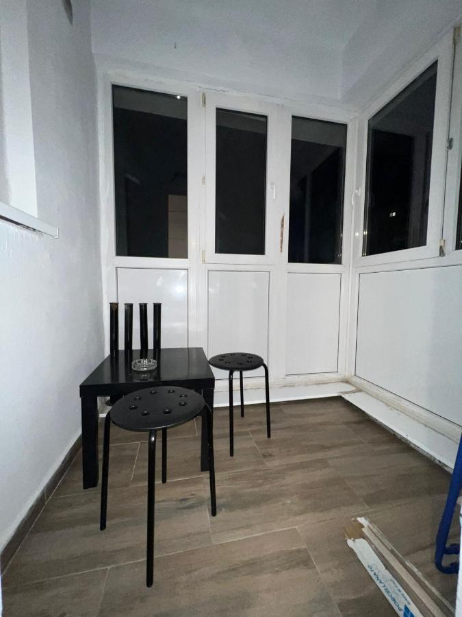 First Studio Bucarest Esterno foto